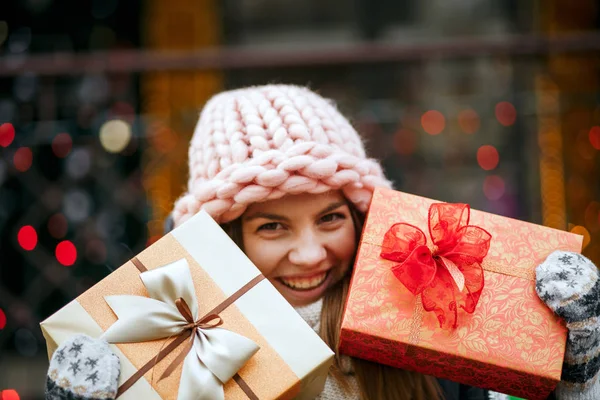 Pretty Smiling Woman Wearing Knitted Pink Cap Scarf Holding Gift — Stock Photo, Image