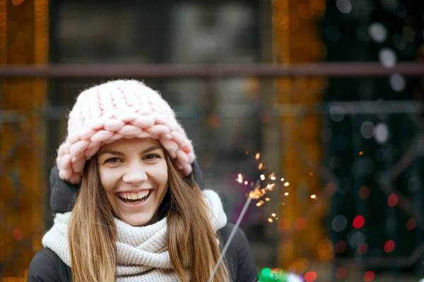 Attractive Blonde Woman Wearing Winter Outfit Having Fun Sparklers Street — Stock Photo, Image