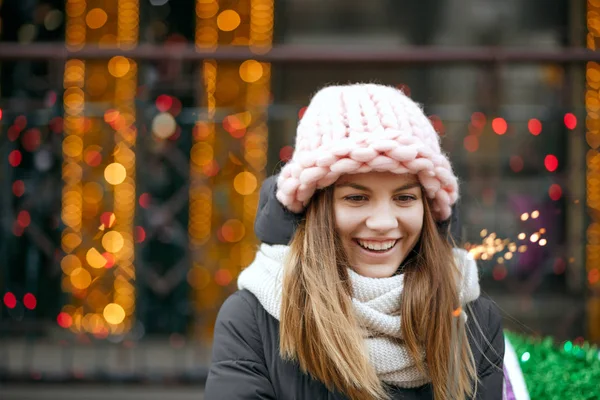 Beautiful Smiling Blonde Woman Wearing Winter Outfit Celebrating Christmas Street — Stock Photo, Image