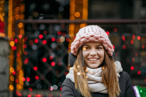Pleased Blonde Girl Wearing Winter Outfit Celebrating Christmas Street Sparklers — Stock Photo, Image