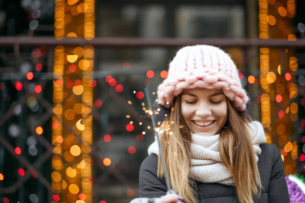Emotional Blonde Woman Wearing Winter Outfit Celebrating New Year Street — Stock Photo, Image