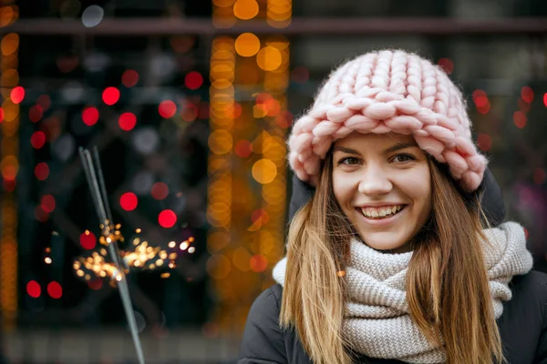 Lovely Smiling Blonde Woman Wearing Winter Outfit Celebrating Christmas Garlands — Stock Photo, Image