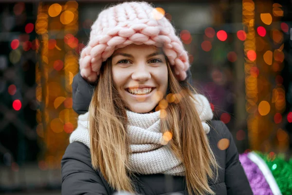 Gorgeous Smiling Blonde Woman Wearing Winter Outfit Celebrating Christmas Garlands — Stock Photo, Image