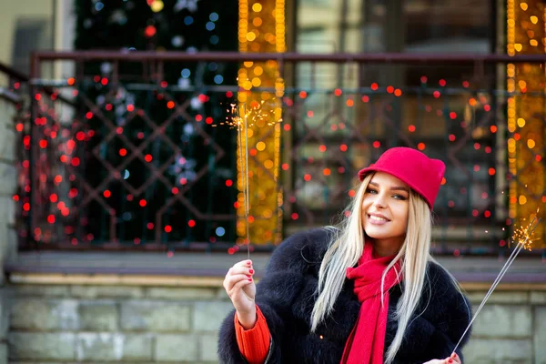 Attraktivt Leende Blond Kvinna Bär Trendiga Röda Hatten Firar Nyår — Stockfoto