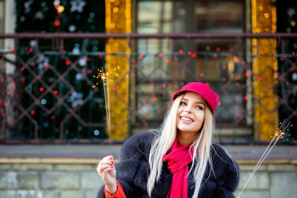 Lovely Smiling Blonde Woman Wearing Trendy Red Hat Celebrating New — Stock Photo, Image
