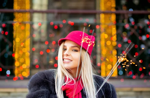 Wonderful Blonde Woman Having Fun Sparklers Garlands Blurred Background — Stock Photo, Image