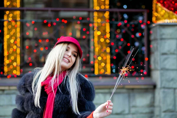 Expressive Blonde Woman Celebrating New Year Sparklers Blurred City Lights — Stock Photo, Image