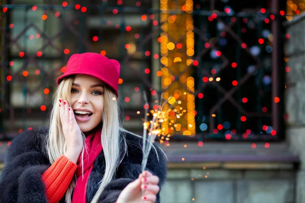 Charming Blonde Woman Celebrating New Year Sparklers Blurred City Lights — Stock Photo, Image