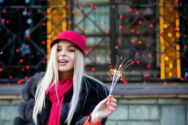 Delightful Blonde Woman Celebrating New Year Sparklers Blurred City Lights — Stock Photo, Image