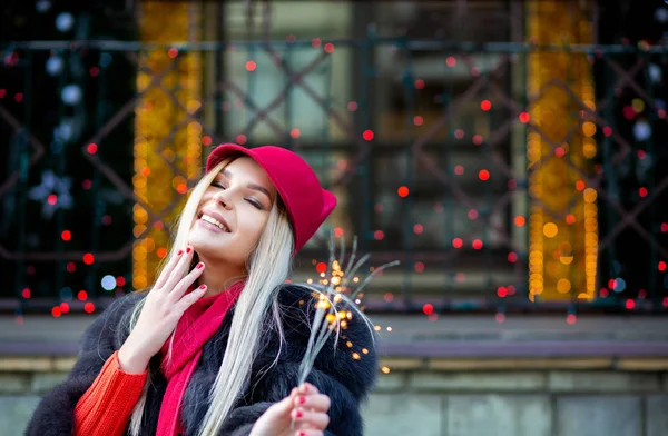 Adorable Blonde Model Celebrating New Year Sparklers Blurred City Lights — Stock Photo, Image