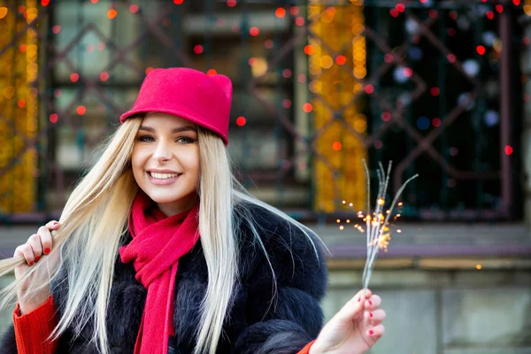 Flirty Blonde Woman Celebrating New Year Sparklers Blurred City Lights — Stock Photo, Image