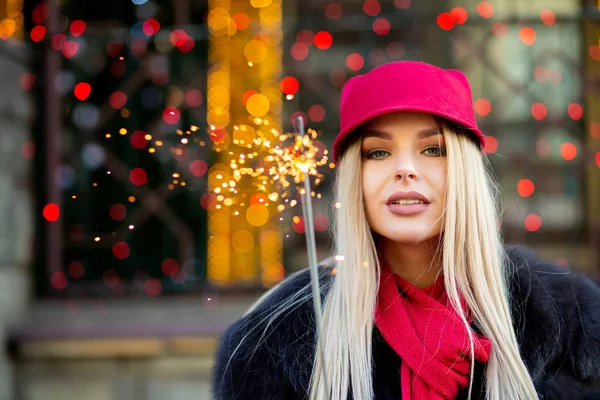 Glamorous Blonde Woman Wearing Fashionable Winter Outfit Holding Sparklers Bokeh — Stock Photo, Image