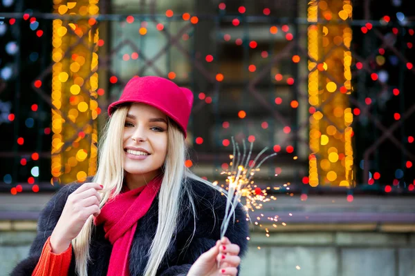 Happy Blonde Model Celebrating New Year Sparklers Blurred City Lights — Stock Photo, Image