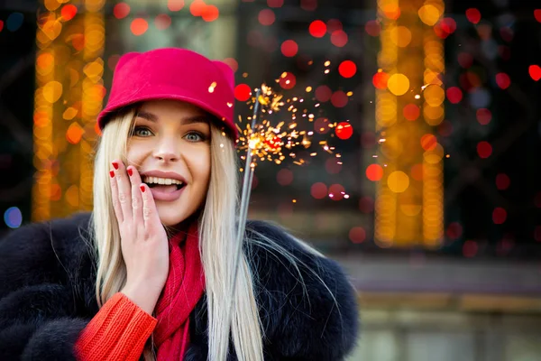Excited Smiling Blonde Woman Wearing Fashionable Winter Outfit Having Fun — Stock Photo, Image
