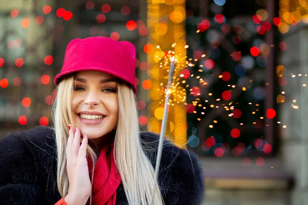 Delightful Blonde Woman Wearing Fashionable Winter Outfit Having Fun Sparklers — Stock Photo, Image