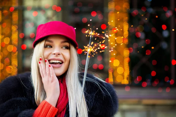 Classy Blonde Woman Wearing Fashionable Winter Outfit Having Fun Sparklers — Stock Photo, Image