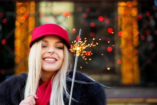 Expressive Blonde Woman Wearing Fashionable Winter Outfit Having Fun Sparklers — Stock Photo, Image