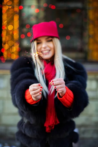 Stunning Young Woman Having Fun Sparklers Garlands Blurred Background — Stock Photo, Image