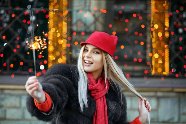 Cool Blond Kvinna Firar Nyår Med Tomtebloss Bokeh Bakgrunden Tomt — Stockfoto