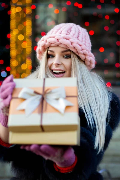 Cool Blonde Woman Wearing Knitted Cap Warm Coat Opening Gift — Stock Photo, Image