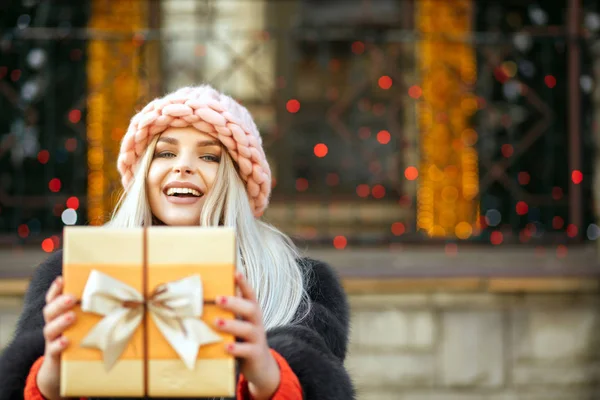 Laughing Blonde Model Wearing Fur Coat Knitted Cap Pulls Gift — Stock Photo, Image