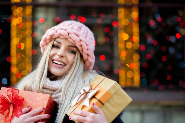 Mesés Szőke Öltözve Meleg Ruhát Gazdaság Díszdobozok Háttérben Bokeh Fények — Stock Fotó