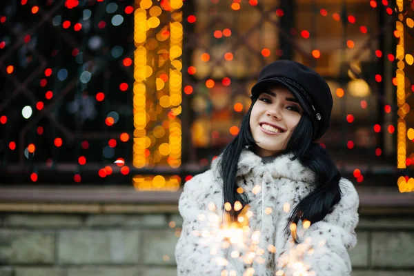 Stunning Young Woman Celebrating New Year Sparklers Blurred City Lights — Stock Photo, Image
