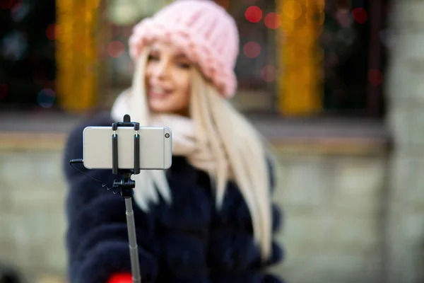 Fröhliche Blonde Frau Mit Pinkfarbener Mütze Die Ein Selfie Auf — Stockfoto