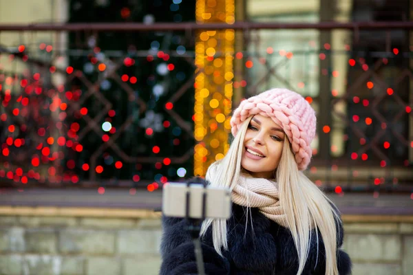 Vakker Blond Kvinne Med Rosa Lue Som Tar Selfie Byens – stockfoto