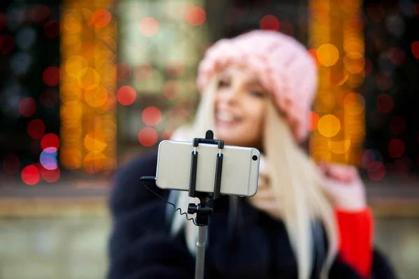Følelsesmæssig Blondine Kvinde Iført Lyserød Kasket Tager Selfie Byens Gade - Stock-foto