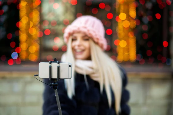 Mulher Loira Positiva Usando Boné Rosa Tirando Selfie Rua Cidade — Fotografia de Stock