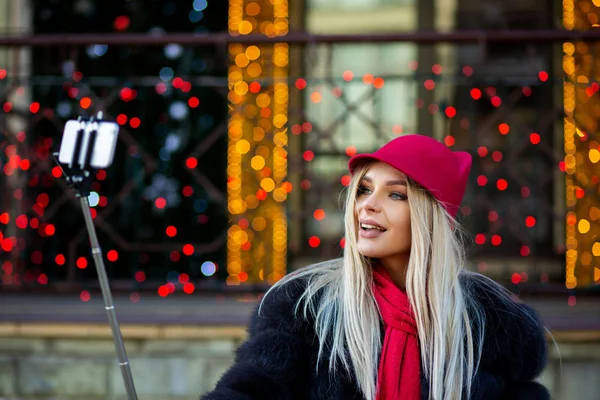 Glamor Blonde Woman Tourist Wearing Funny Hat Taking Selfie City — Stock Photo, Image