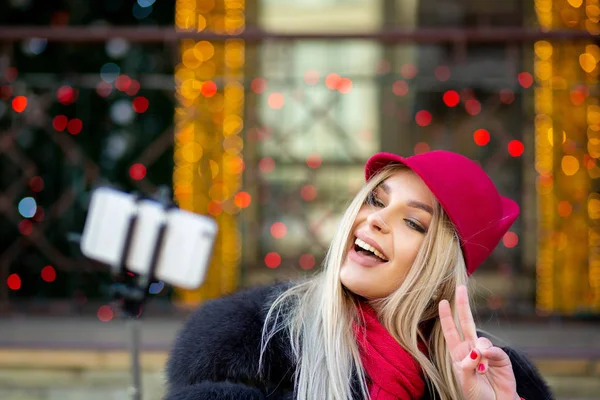 Lystig Blond Turist Med Rar Hatt Som Tar Selfie Byens – stockfoto