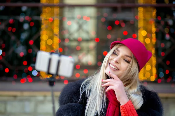 Awesome Blonde Woman Tourist Wearing Funny Hat Taking Selfie City — Stock Photo, Image