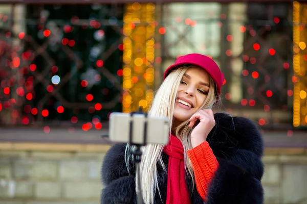 Vidunderlige Blonde Turist Med Rar Hatt Tar Selfie Byens Gate – stockfoto