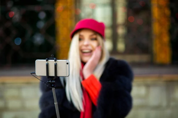 Surprised Blonde Woman Tourist Wearing Funny Hat Taking Selfie City — Stock Photo, Image