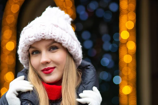Lovely Blonde Woman Red Lipstick Wearing Knitted Cap Posing Street — Stock Photo, Image