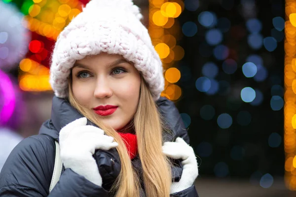 Fashionable Blonde Woman Red Lipstick Wearing Knitted Cap Posing Street — Stock Photo, Image