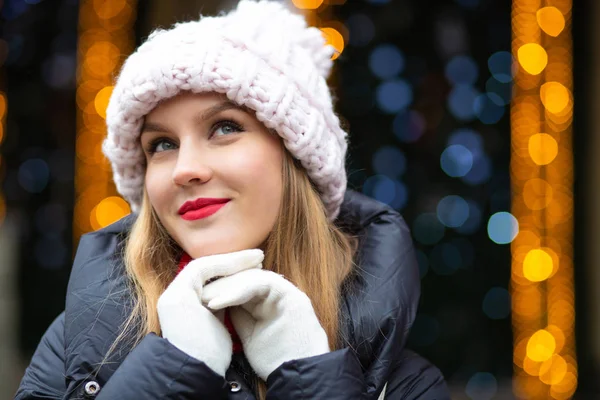 Cool Blonde Woman Red Lipstick Wearing Knitted Cap Posing Street — Stock Photo, Image