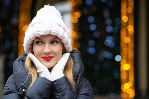 Pleased Blonde Woman Red Lipstick Wearing Knitted Cap Posing Street — Stock Photo, Image