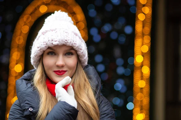 Amazing Blonde Woman Red Lipstick Wearing Knitted Cap Posing Street — Stock Photo, Image