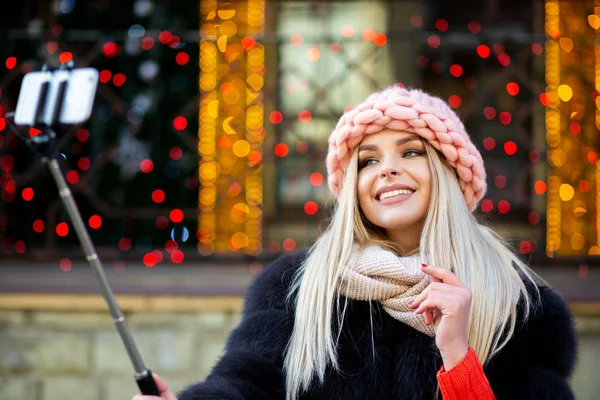 Deilig Blond Turist Med Rosa Hatt Som Tar Selfie Byens – stockfoto