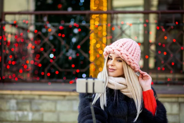 Charmiga Blond Kvinna Bär Rosa Mössa Tar Selfie Staden Gatan — Stockfoto