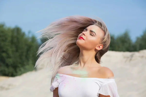 Jolie Femme Blonde Aux Cheveux Flottants Recouverts Peinture Sèche Holi — Photo