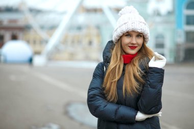 Şehirde yürümek güzel sarışın kadının örgü şapkası kırmızı ruj. Metin için yer