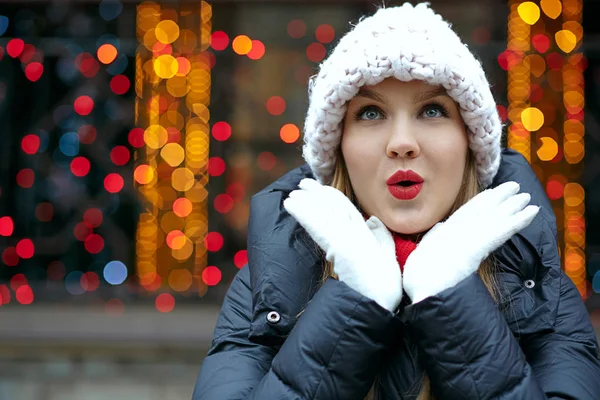 Surprised Blonde Woman Red Lips Wearing Knitted Hat Posing Street — Stock Photo, Image