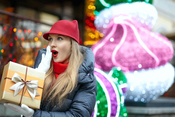 Flirty Blonde Woman Red Lipstick Wearing Trendy Cap Holding Gift — Stock Photo, Image
