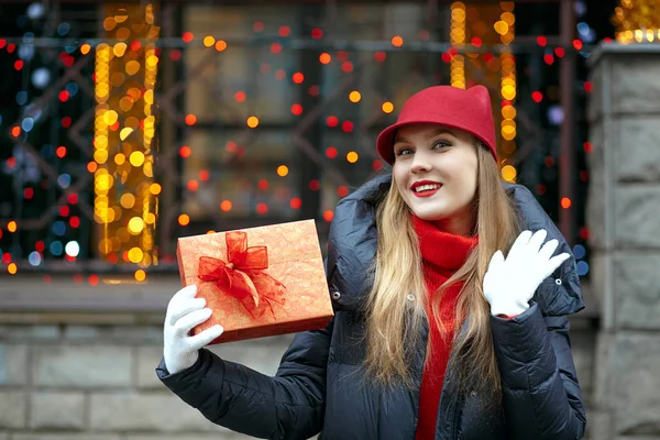 Cheerful Blonde Woman Red Lipstick Wearing Trendy Cap Holding Gift — Stock Photo, Image