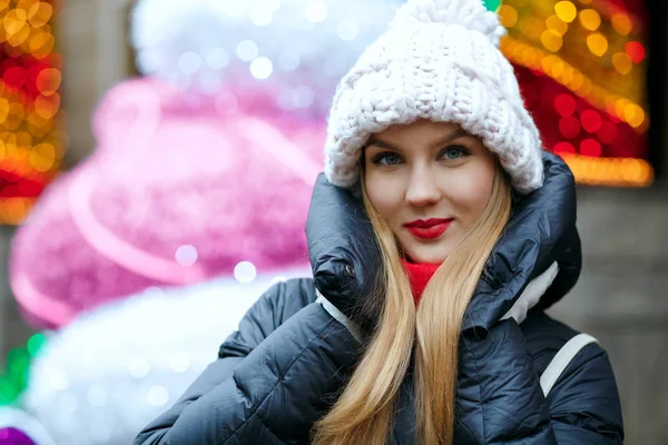 Charming Blonde Woman Wearing Knitted Cap Posing Street Garlands Background — Stock Photo, Image