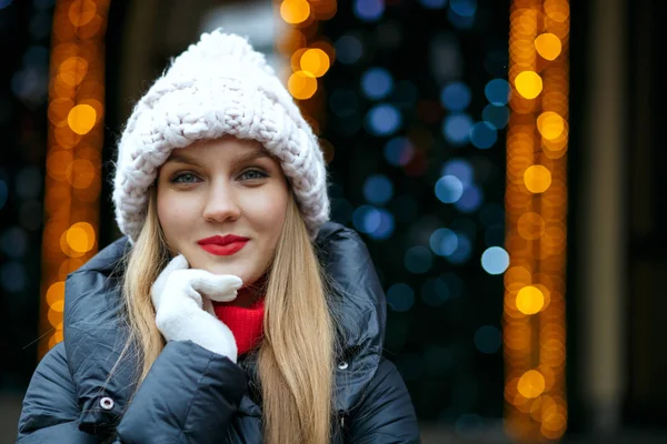 Веселая Блондинка Красными Губами Наслаждается Зимними Праздниками Улице Фоне Гирлянд — стоковое фото